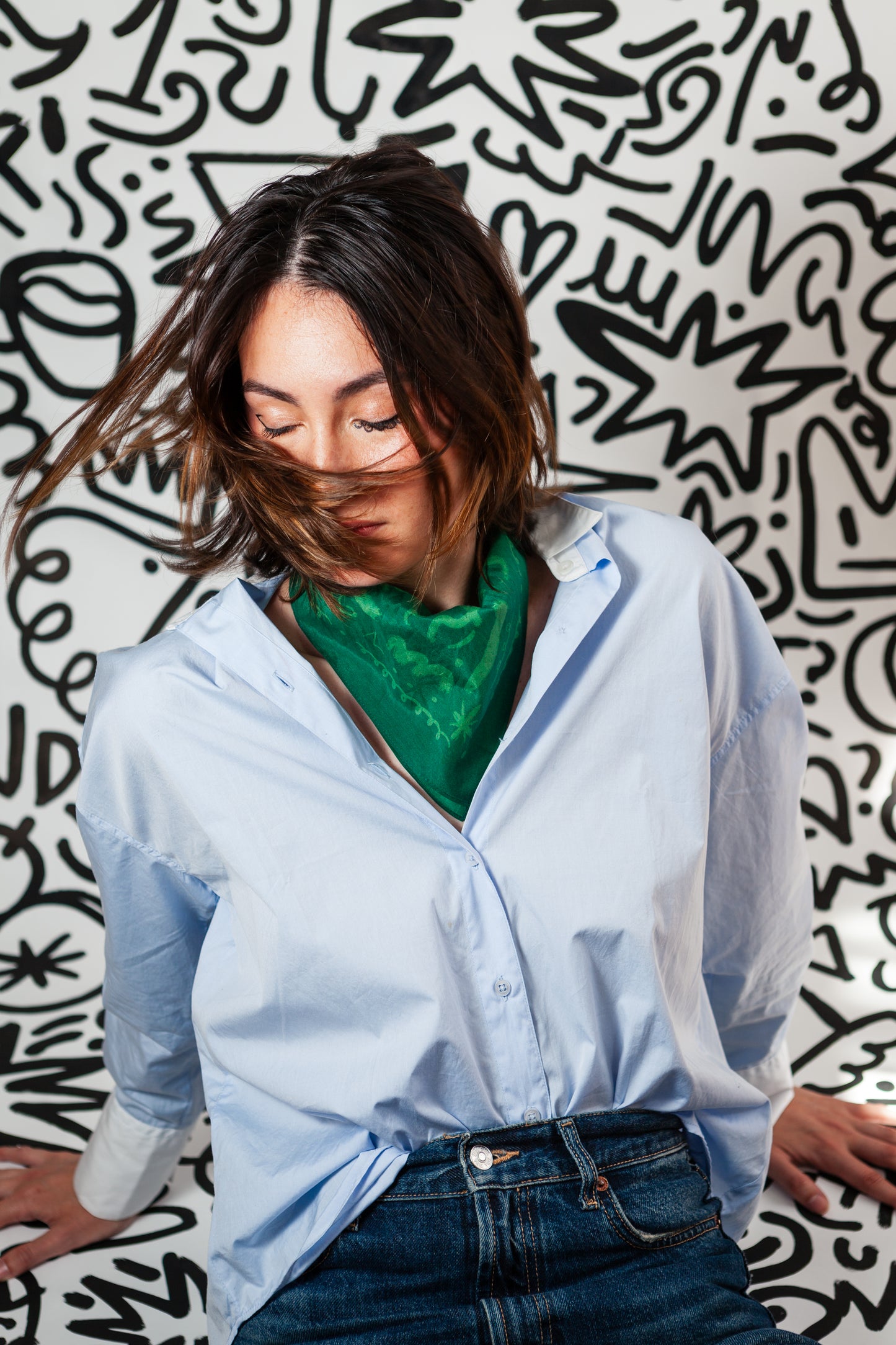Look avec le bandana ESPRIT en soie/coton, pour une allure d’artiste moderne, Charlie Loonie