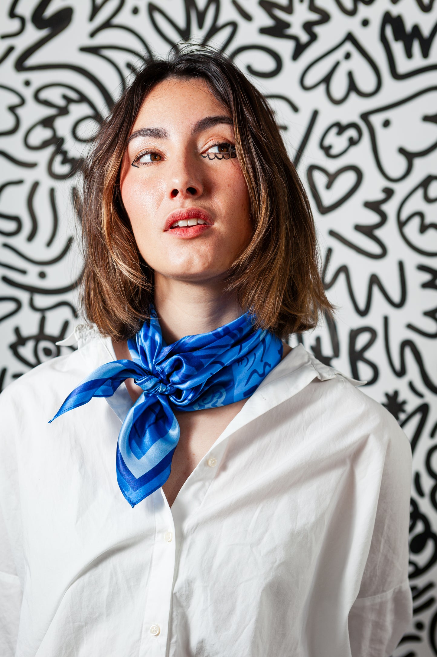 Foulard en soie porté autour du cou – modèle STANLEY, Charlie Loonie