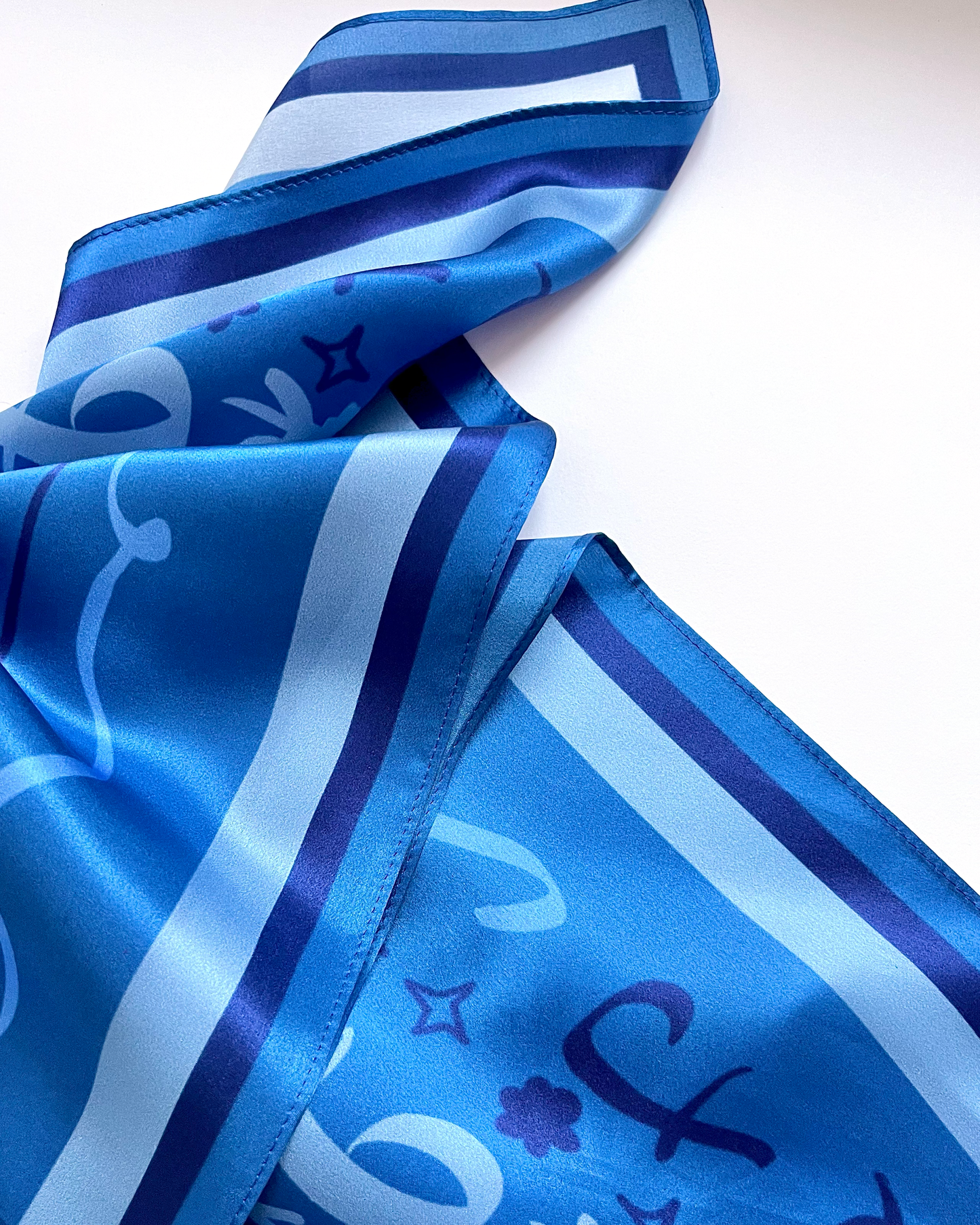 Foulard en soie STANLEY avec motifs arabesques bleus – Charlie Loonie